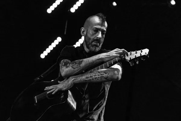 EP10: Jon Gomm on Songwriting,  Musical Storytelling, and Writing Your Own Rules