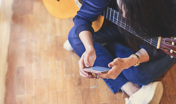 6 Best Guitar Lesson Apps For Your Phone