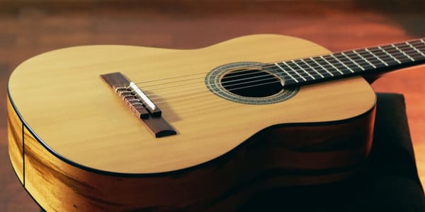 What is the difference between classical guitar and fingerstyle guitar?