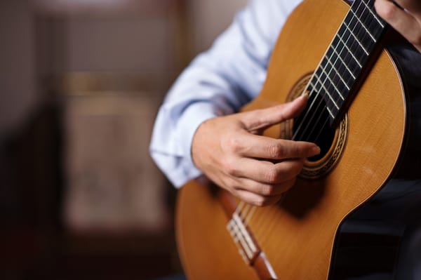 The Art of Classical Guitar Fingernails: Natural vs. Acrylic Solutions