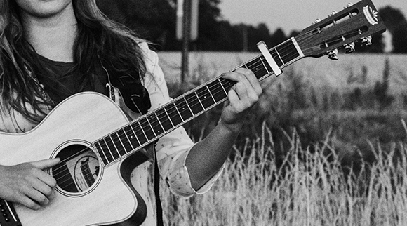 How to use a guitar capo - front