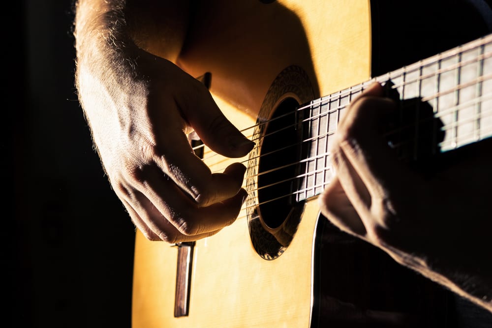 Rasgueado technique demonstration at the beginning of the strum.