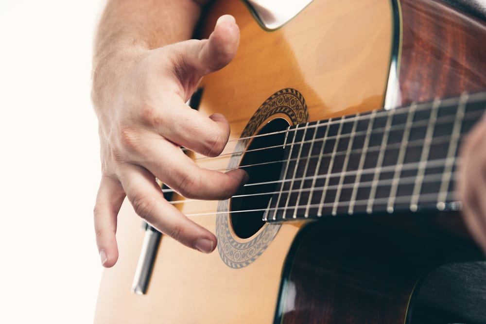 Rasgueado technique demonstration in the middle of the strum.